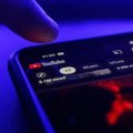 YouTube testa una nuova interfaccia mobile che cambia la posizione delle schede: in arrivo una navigazione a scorrimento