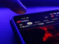 YouTube testa una nuova interfaccia mobile che cambia la posizione delle schede: in arrivo una navigazione a scorrimento