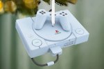 Quest'anno potrete usare una PS1 come palla di Natale - Notizia