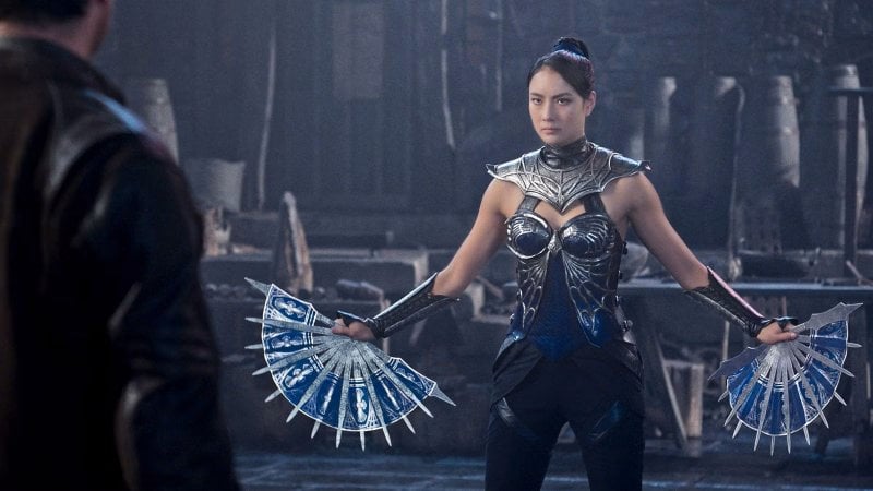 Adeline Rudolph veste i panni di Kitana, portando su schermo tutta la dualità e la forza della principessa di Edenia