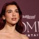 Dua Lipa denuncia Samsung: chiesti 15 milioni di dollari per l’uso non autorizzato di una foto