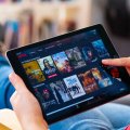Netflix aumenta la pubblicità all'interno dell'app: gli annunci saranno presenti anche nei video verticali e nei podcast