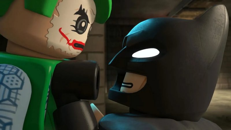 Il Joker compare nelle sue due versioni più iconiche interpretate da Jack Nicholson e Heath Ledger, ma in italiano lo doppia Riccardo Peroni della serie animata