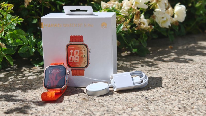 La confezione di vendita del Huawei Watch Fit 5 Pro include la base di ricarica wireless proprietaria
