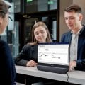 Philips presenta un innovativo monitor con schermo doppio su entrambi i lati: i pannelli possono mostrare lo stesso contenuto e non solo