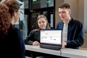 Philips presenta un innovativo monitor con schermo doppio su entrambi i lati: i pannelli possono mostrare lo stesso contenuto e non solo