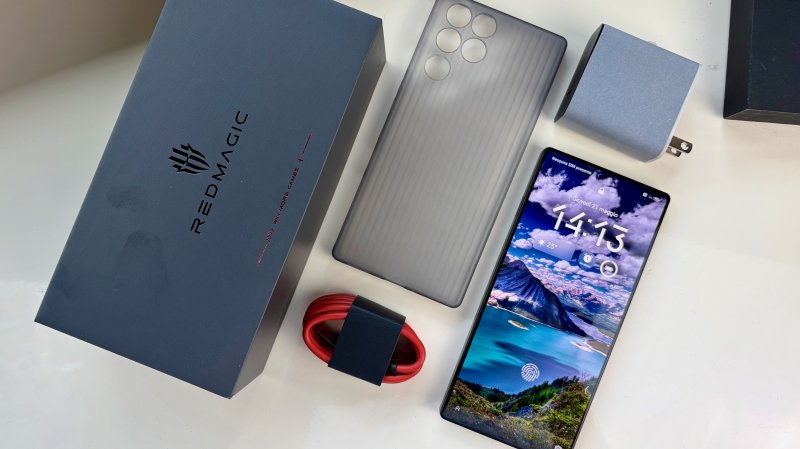 La dotazione di accessori di REDMAGIC 11S Pro: il caricabatterie non sarà incluso nella versione in vendita