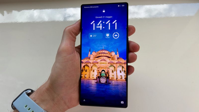 Lo schermo di REDMAGIC 11S Pro non ha interruzioni: come sempre, la selfie cam è incastonata sotto il pannello