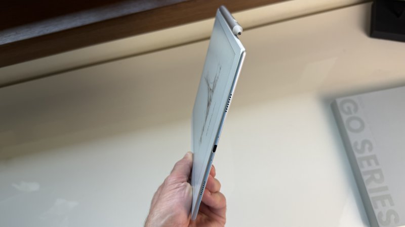 Il design è molto piacevole e lo spessore davvero ridotto