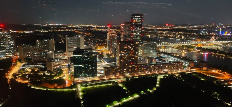 Veduta notturna di Vienna dalla DAnube Tower