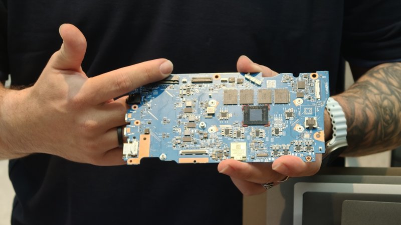 Una peculiarità del modello con SoC Snapdragon è la sua espandibilità: a differenza delle versioni AMD e Intel, entrambi i banchi RAM saranno disponibili per upgrade alla memoria