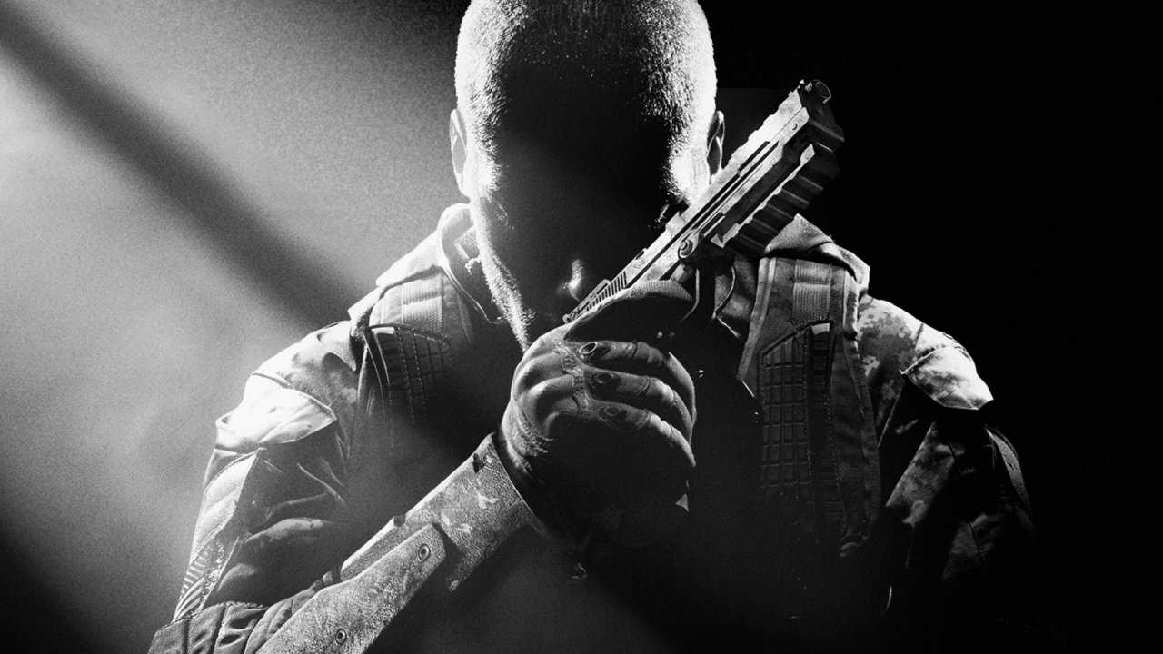 Schermata di gameplay di Call of Duty Black Ops in interfaccia PlayStation, mappa multiplayer con soldati in combattimento