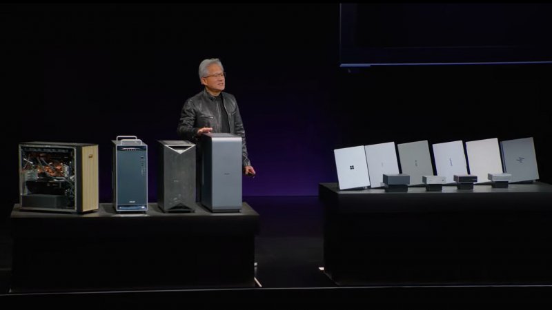 Jensen Huang mostra tutti i PC RTX Spark