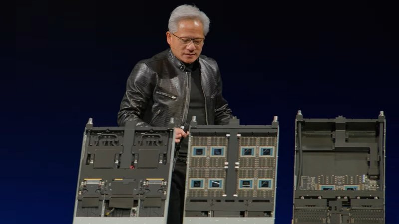 Jensen Huang mostra Vera Rubin durante il keynote