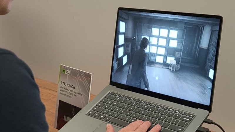Anche Alan Wake 2 sfrutta il DLSS 4.5 su RTX Spark per migliorare la gestione delle scanline dei TV a tubo catodico