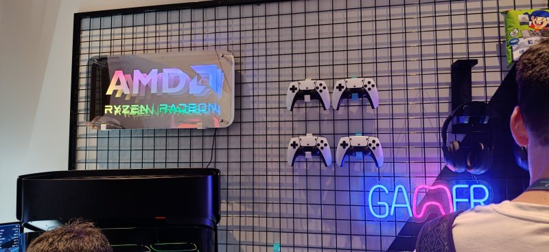 La sezione gaming del booth AMD all'hotel Grand HiLai di Taipei, Taiwan