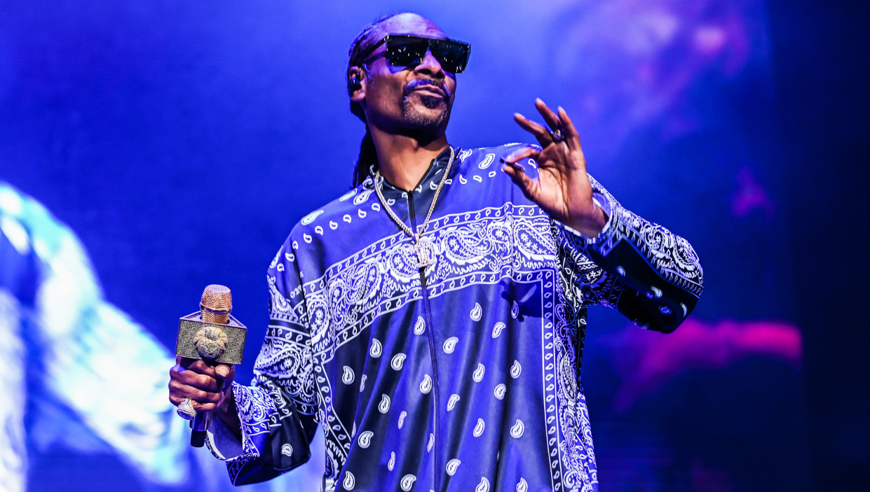 Il nuovo trailer di Stranger Than Heaven svela la data d'uscita e Snoop Dogg