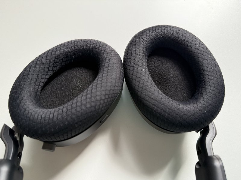 I padiglioni delle MSI MAESTRO 500 Wireless sono rivestiti con un materiale sintetico traspirante
