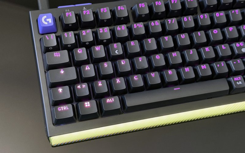L'ampia striscia RGB nella parte inferiore della Logitech G G512 X 98