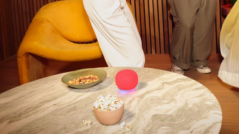 Il nuovo Google Home, color berry
