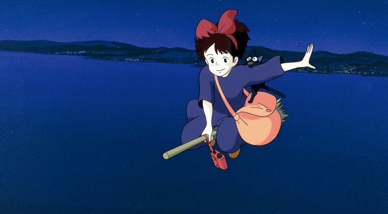 Una scena di Kiki's Delivery Service con la protagonista in volo