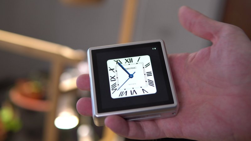 Si può scegliere tra diversi quadranti di orologio. Uno più pacchiano dell'altro