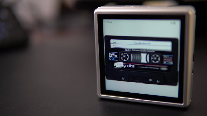Anbernic pubblicizza RG Rotate anche come dispositivo per ascoltare musica. Peccato manchi un ingresso per le cuffie