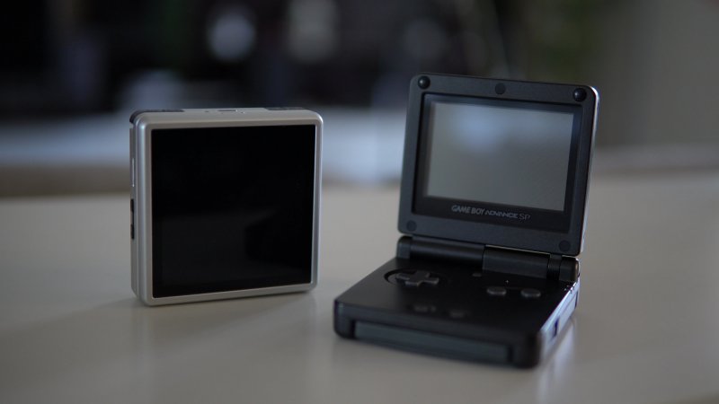 Anbernic RG Rotate ha le stesse dimensioni di un Game Boy Advance SP