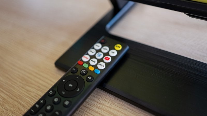 Il telecomando Hisense non va troppo per il sottile ed è sempre molto generoso di tasti