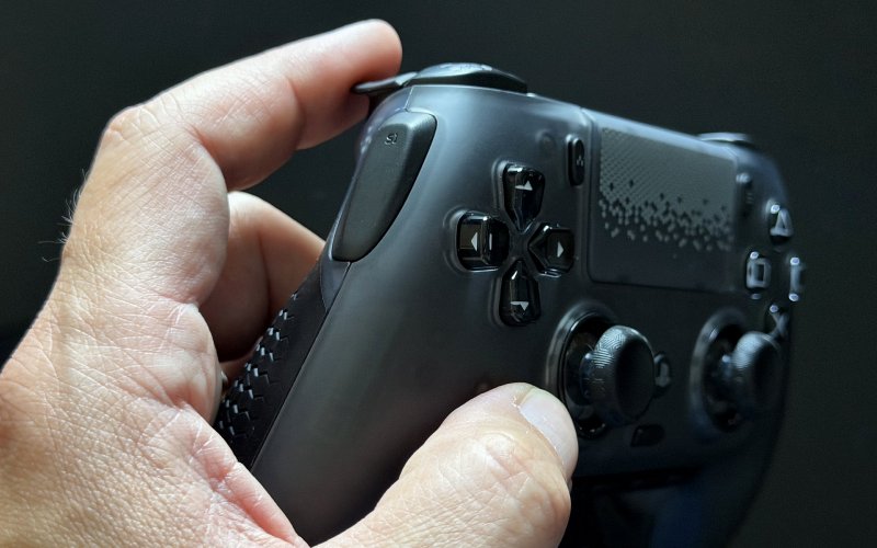 Il dettaglio dei tasti extra laterali sullo SCUF Omega