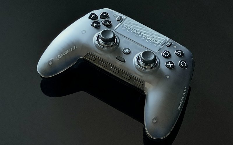 Lo SCUF Omega nella colorazione Smoke