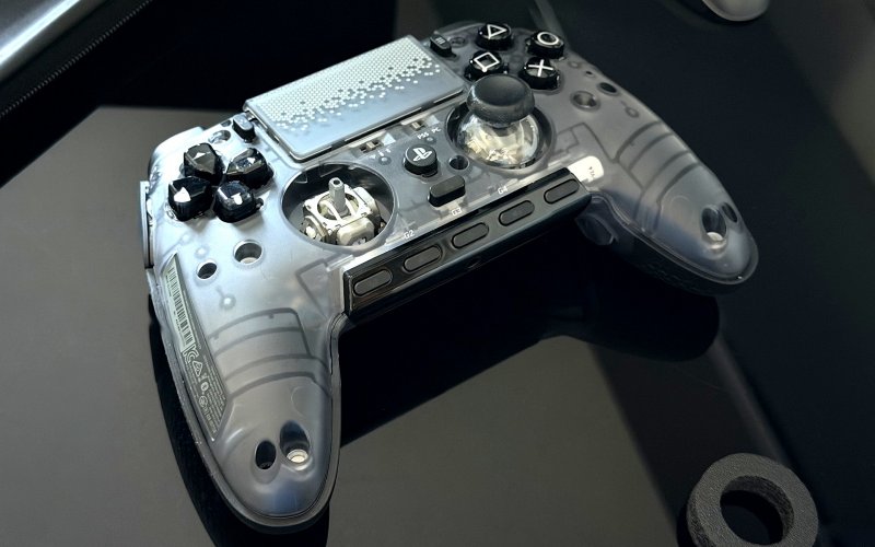 Lo SCUF Omega senza il faceplate magnetico: qui stiamo sostituendo lo stick sinistro
