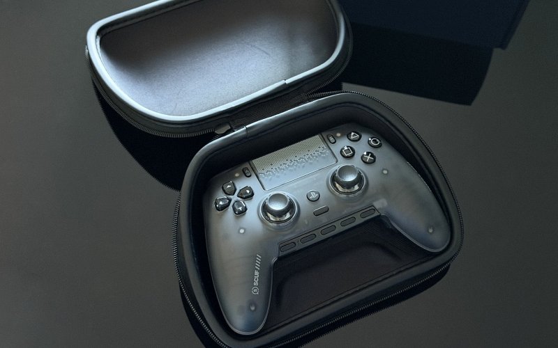 Lo SCUF Omega nella sua custodia