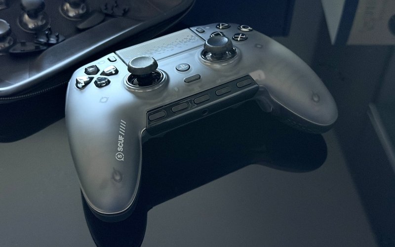 Lo SCUF Omega di fianco alla sua custodia