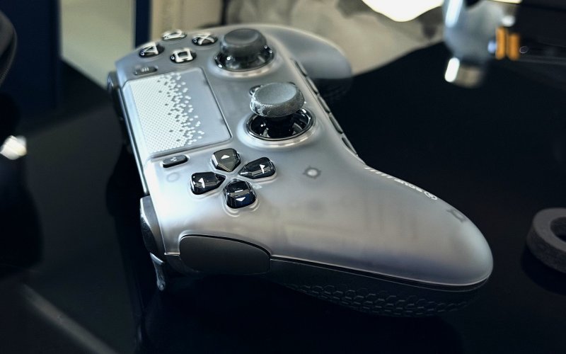 Un dettaglio dei tasti extra laterali e dei grilletti dello SCUF Omega