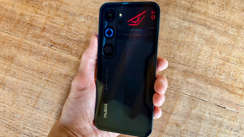 Il retro di Nubia Neo 5 GT, con luci RGB e fregi in stile gaming
