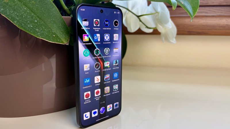 Il punch hole in Nubia Neo 5 GT c'è e si vede