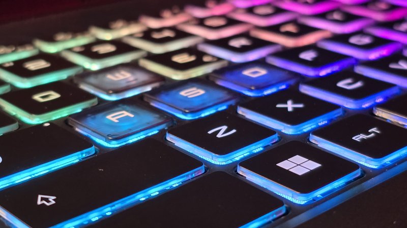 La tastiera retroilluminata a 24 zone consente una buona personalizzazione
