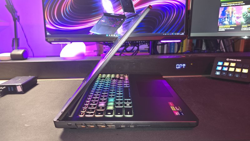 MSI Raider 16 HX mantiene le linee aggressive della serie senza tuttavia sfigurare in contesti professionali