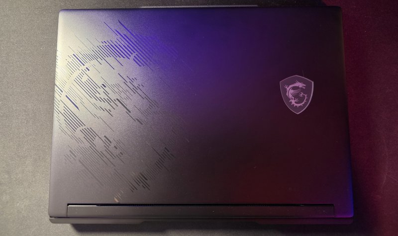 MSI Raider 16 HX offre una costruzione solida che si appoggia a materiali di buona qualità