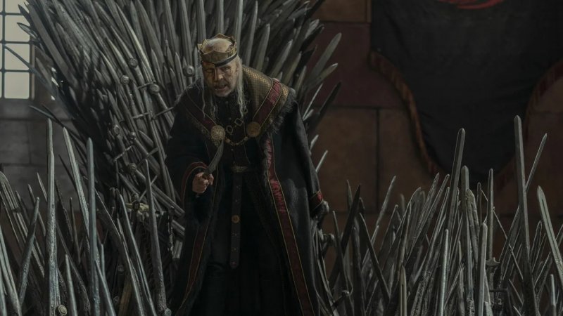 Re Viserys (Paddy Considine) muore di malattia nella prima stagione di House of the Dragon