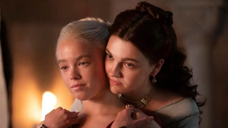 Rhaenyra (Milly Alcock) e Alicent (Emily Carey) da giovani all'inizio di House of the Dragon