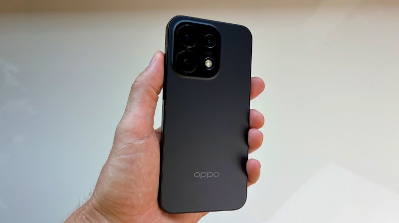 La versione di OPPO Reno16 Pro che abbiamo testato non ha l'effetto 3D sul retro