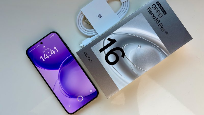 OPPO Reno16 Pro arriva accompagnato soltanto dal cavo USB