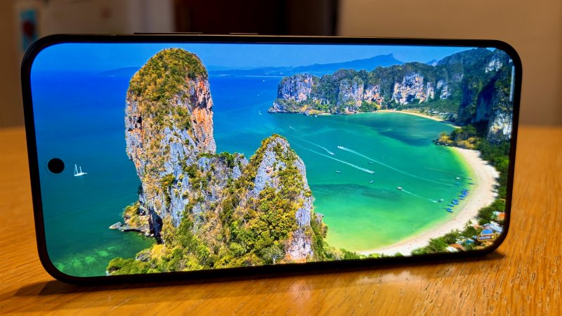 Il display di OPPO Reno16 Pro è di ottima qualità