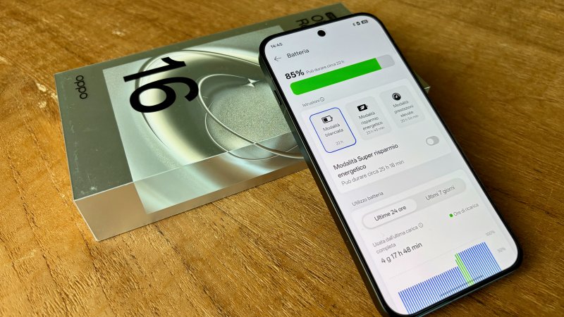 Sul fronte batteria, OPPO Reno16 Pro fa un passo indietro rispetto al predecessore
