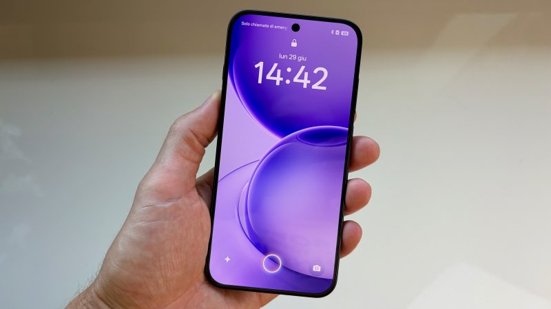 Il display di OPPO Reno16 Pro è protetto da un vetro Gorilla Glass7i