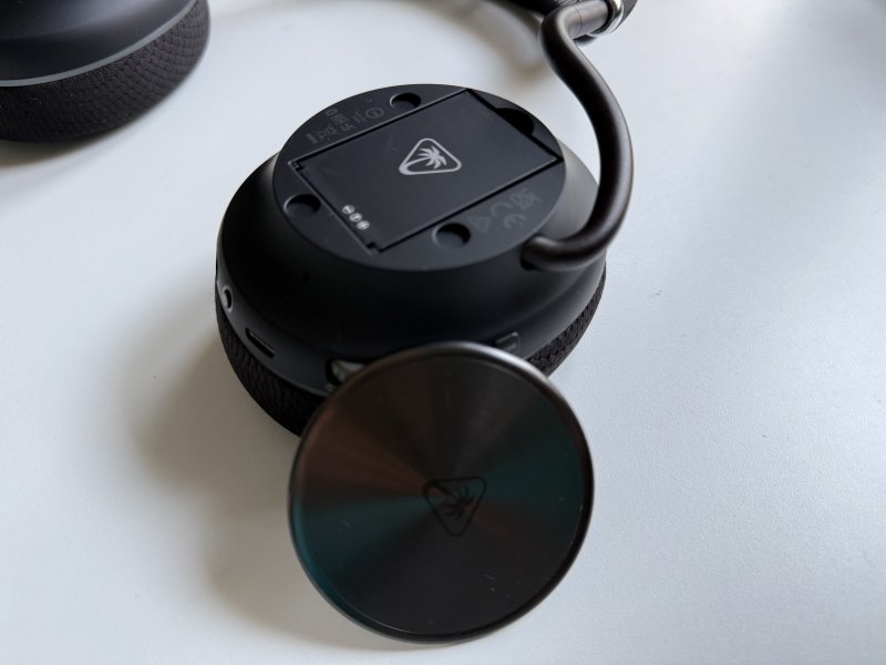 Il padiglione sinistro delle Turtle Beach Stealth Pro II consente di cambiare rapidamente la batteria rimovibile