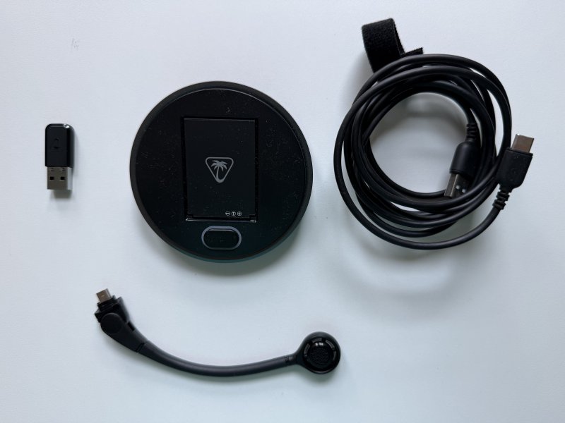 All'interno della confezione delle Turtle Beach Stealth Pro II troverete una base di ricarica e trasmissione, un dongle USB-A, il microfono e un cavo USB-A / USB-C