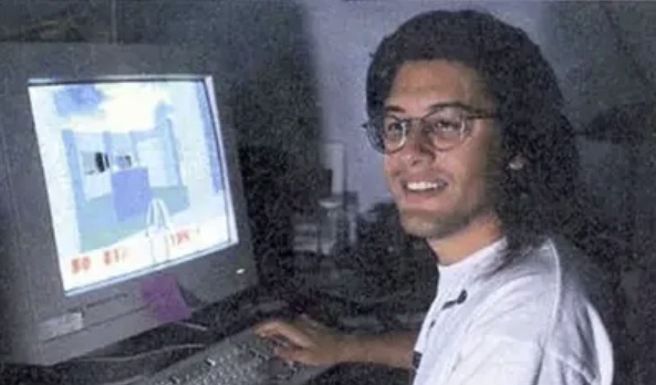 La chioma del giovane John Romero in tutta la sua carismatica ignoranza